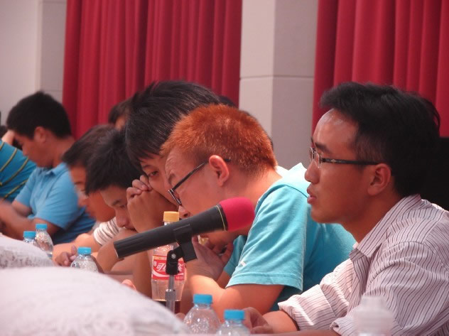 承上(shàng)啓下(xià)，繼往開(kāi)來(lái)--大(dà)學生(shēng)員(yuán)工(gōng)座談會(huì)紀實