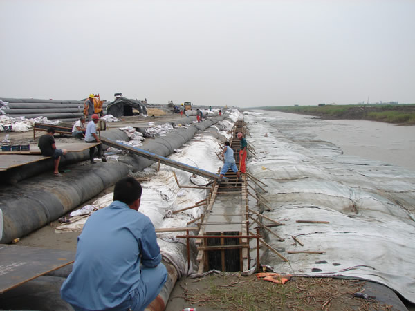 長(cháng)江口北(běi)支新村(cūn)沙水(shuǐ)域河(hé)道(dào)綜合整治工(gōng)程結構工(gōng)程開(kāi)工(gōng)